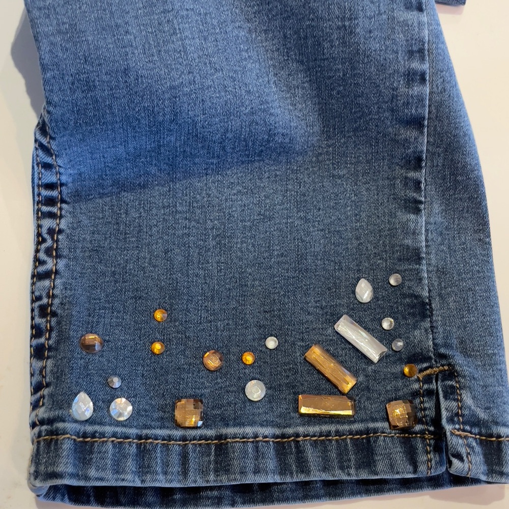 Cartise Denim Blue Ankle Cropped Jeans with Embellishments